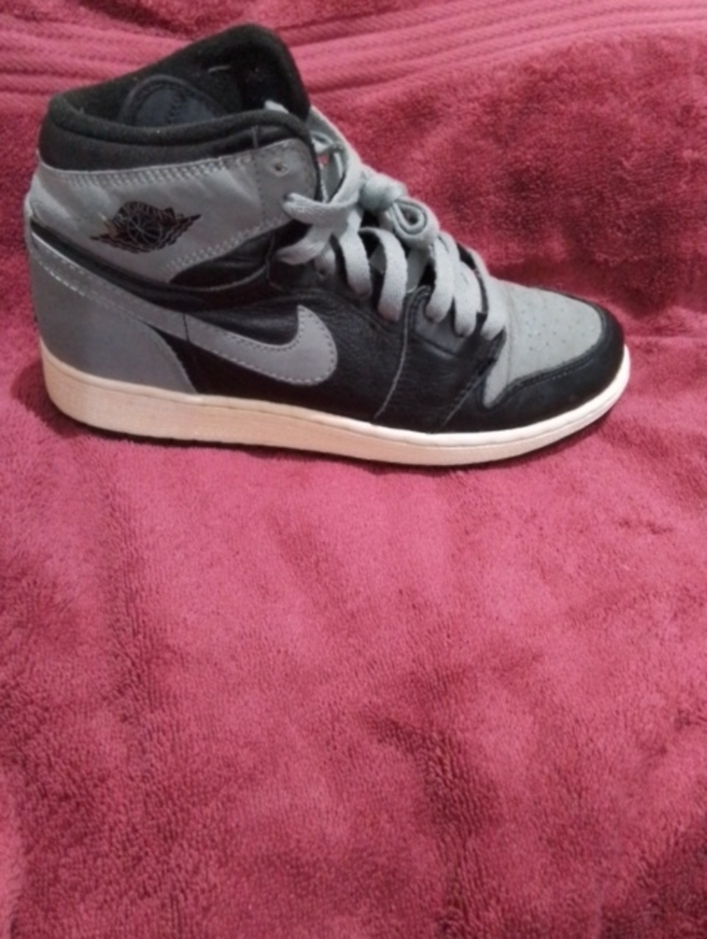 5.5 Y Nike High-Top Sneaker in Black and Gray